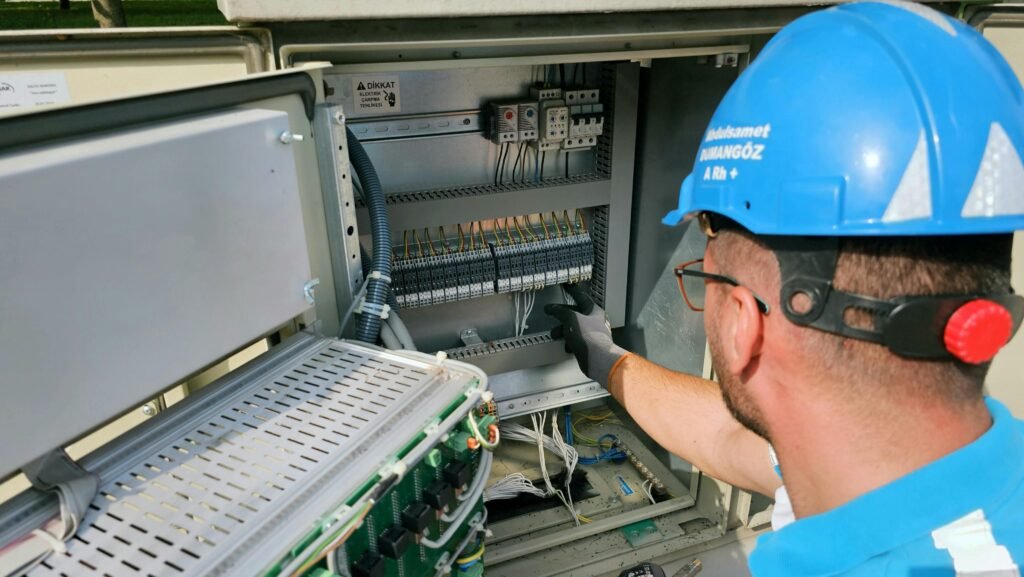 free-photo-of-electrician-with-fusebox